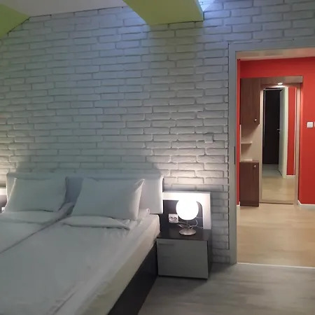 Apartment Shishkova 3 *